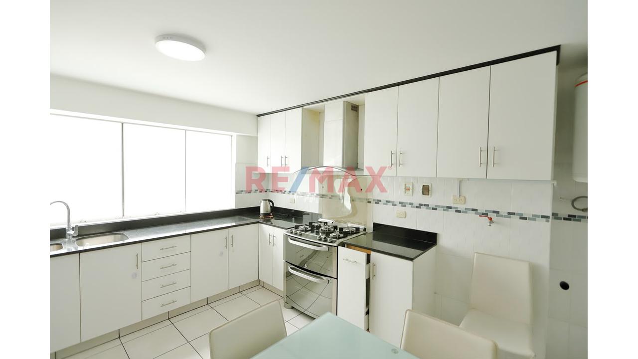 Venta De Exclusivo Y Amplio Departamento Con Cochera Y  Deposito En Miraflores — foto 4