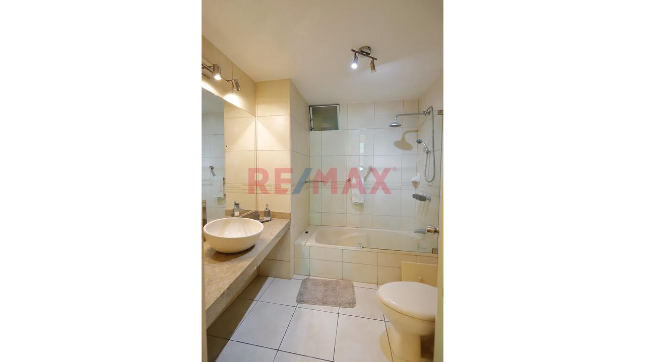 Venta De Exclusivo Y Amplio Departamento Con Cochera Y  Deposito En Miraflores — foto 10