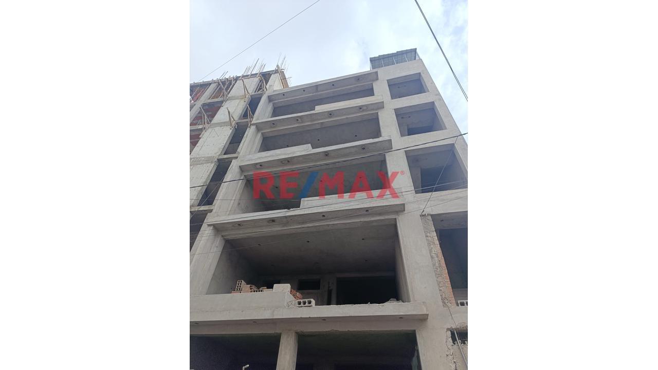 Edificio De 5 Pisos En Casco Gris - 1