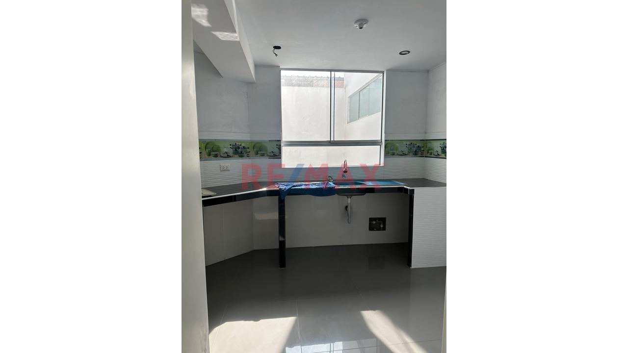 Departmento De 4 Dormitorios Con Ascensor En Los Olivos — foto 4