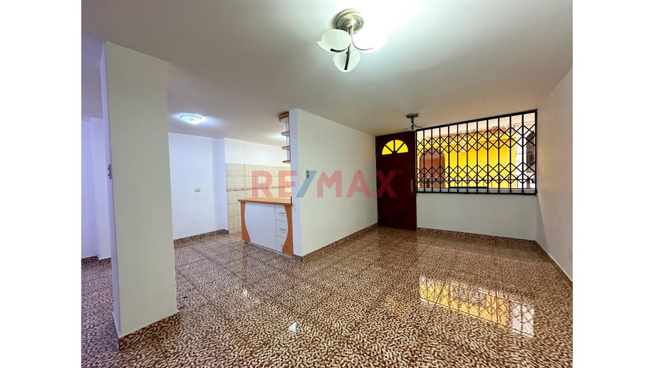 ¡Ubicación Que Marca La Diferencia! Casa En Urb Jardines Cerca Del Mall Aventura Y Estación Pirámide Del Sol. — foto 4