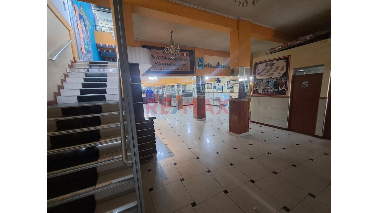 Enorme Local Comercial - 2