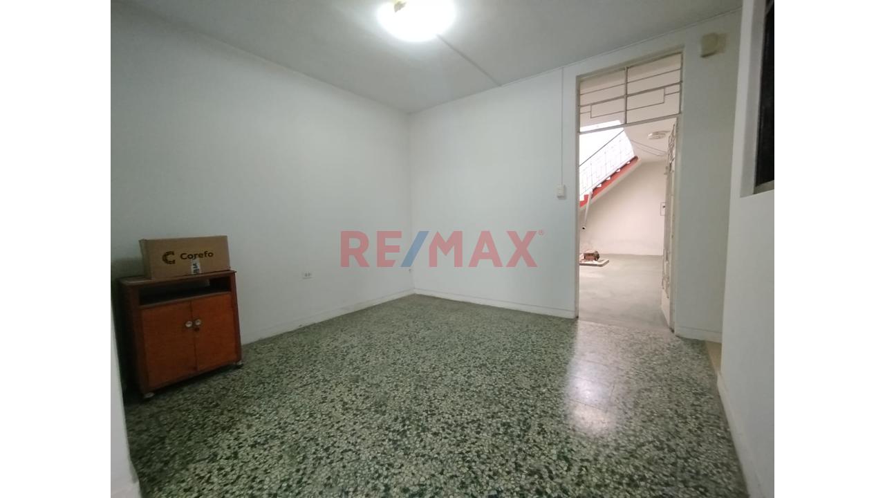 Venta De Casa Dos Pisos En Urb. Piura Frente A La Remodelada Av.Don Bosco — foto 8