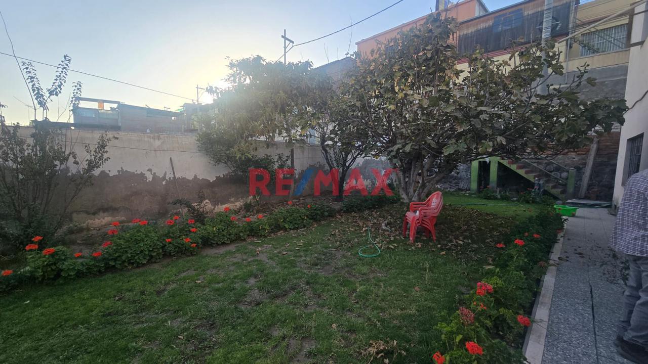 Casa Como Terreno En Venta En Cercado A Una Cuadra Del Colegio Prescott Y A 2 Cuadras De Tingo