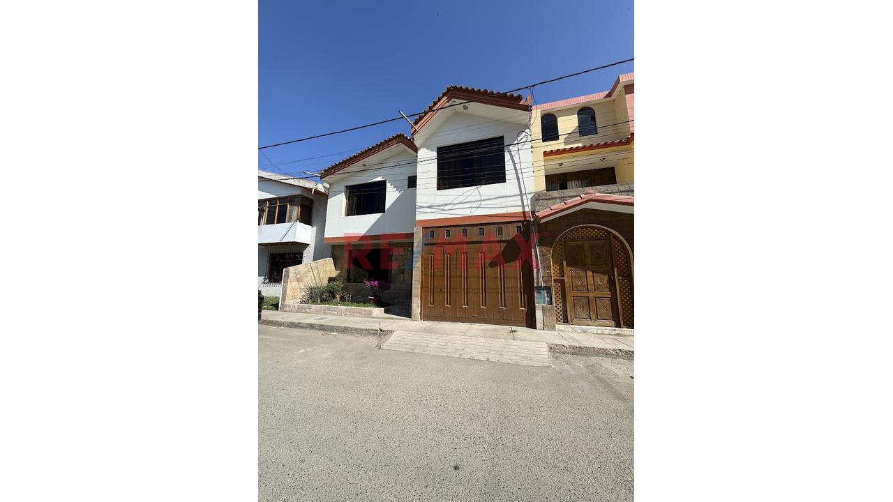 Casa En Venta En La Urb. Daniel Alcides Carrión