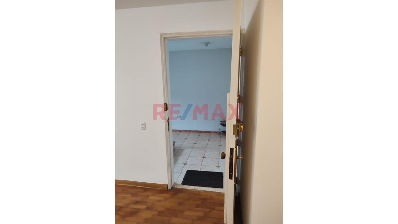 Acogedor Departamento En Venta Frente A Hermoso Parque En Surco Cerca A Velasco Astete — foto 13