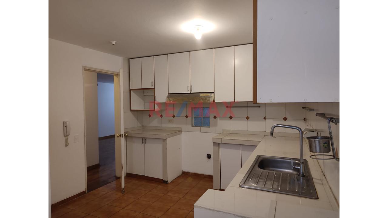 Acogedor Departamento En Venta Frente A Hermoso Parque En Surco Cerca A Velasco Astete — foto 8
