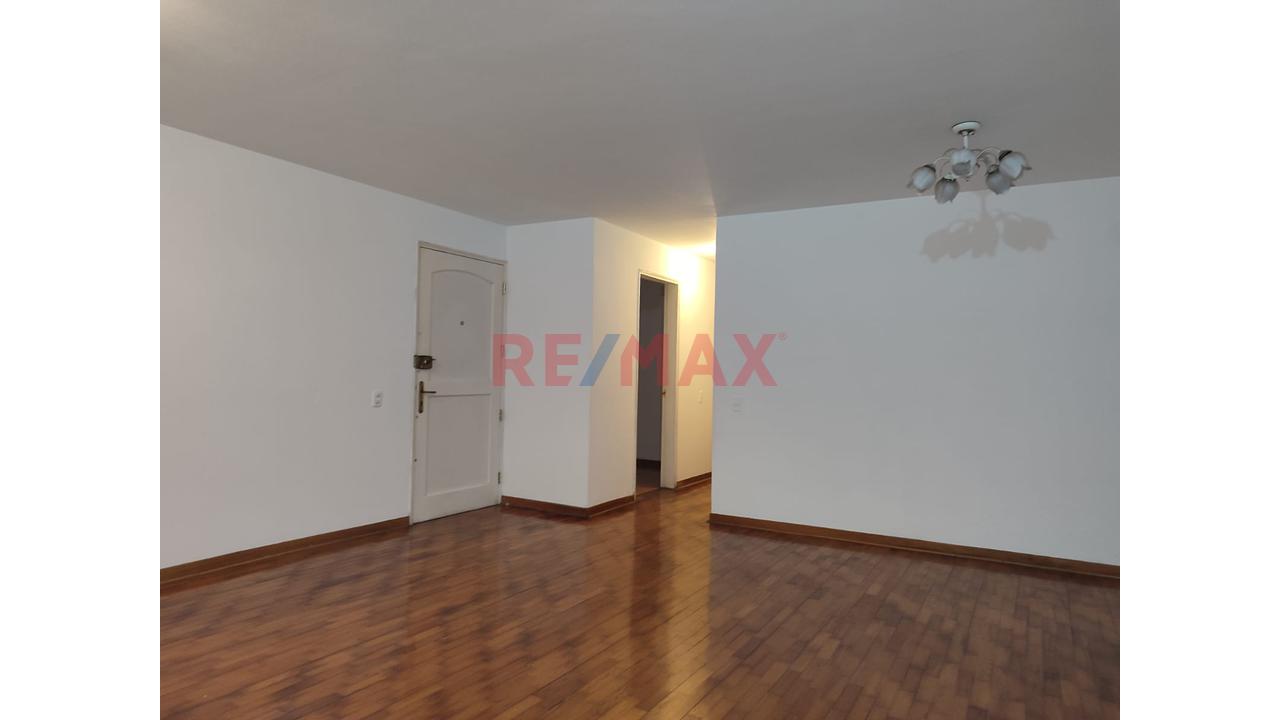 Acogedor Departamento En Venta Frente A Hermoso Parque En Surco Cerca A Velasco Astete — foto 5