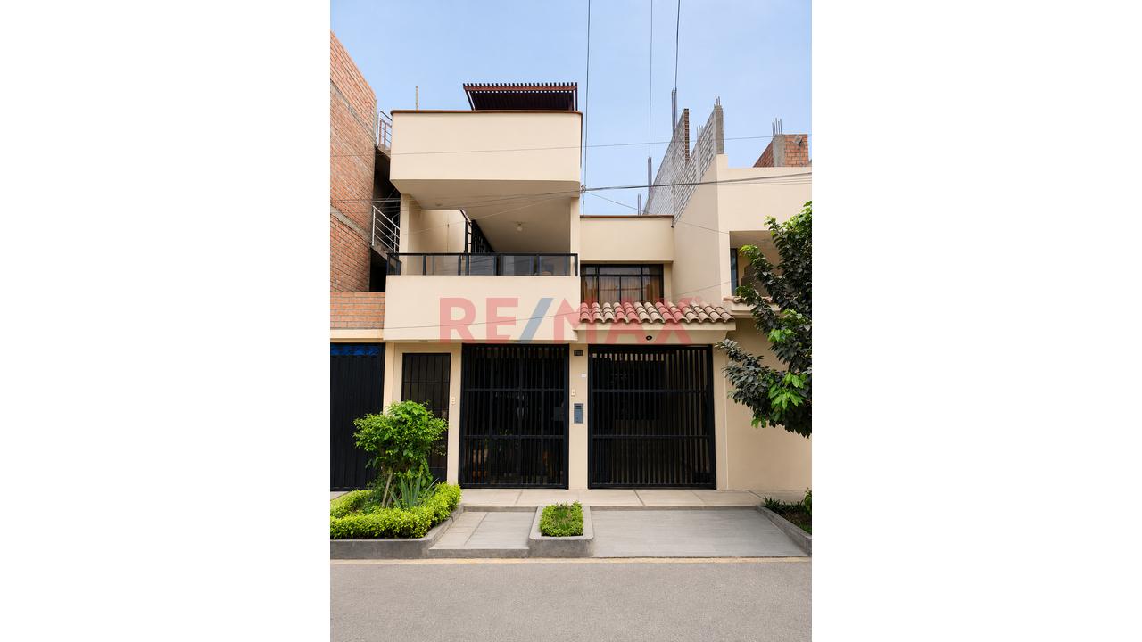 Vendo Casa Con Cochera Y Terraza En Comas