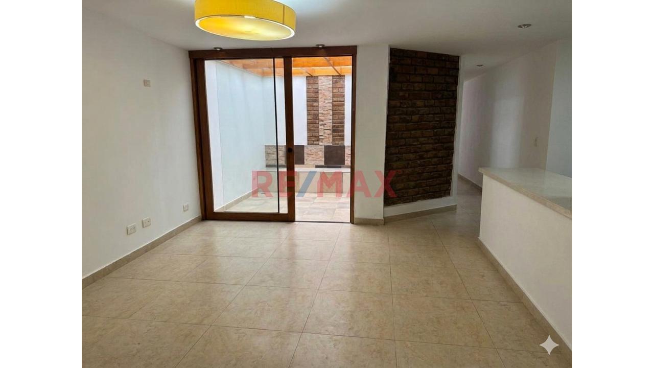 ¡Oportunidad Exclusiva En Santa Leonor, Chorrillos! – Amplio Dpto. En 1Er Piso + 2 Cocheras Independientes — foto 2