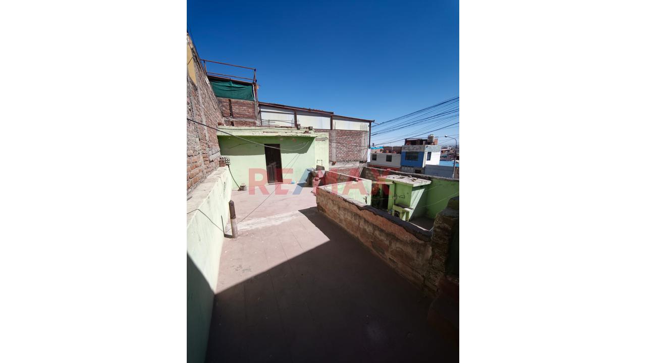 Venta De Casa Como Terreno En Mariano Melgar Cerca A La Municipalidad - 2
