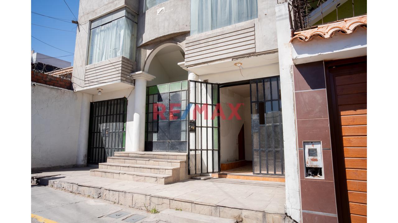 Alquilo Amplio Local Comercial Por La Unsa