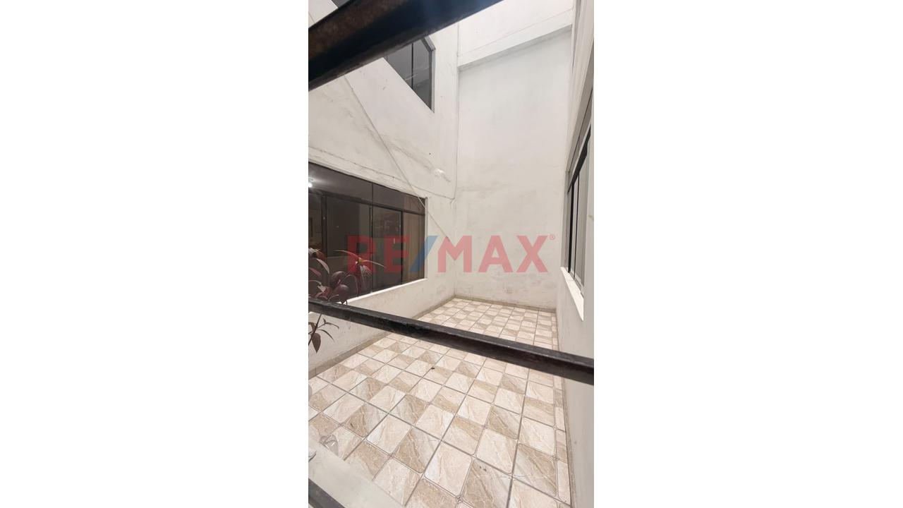 San Juan De Lurigancho Venta De Departamento 175 M2 1 Er Piso 2 Cuadras De La Estacion Postes — foto 2