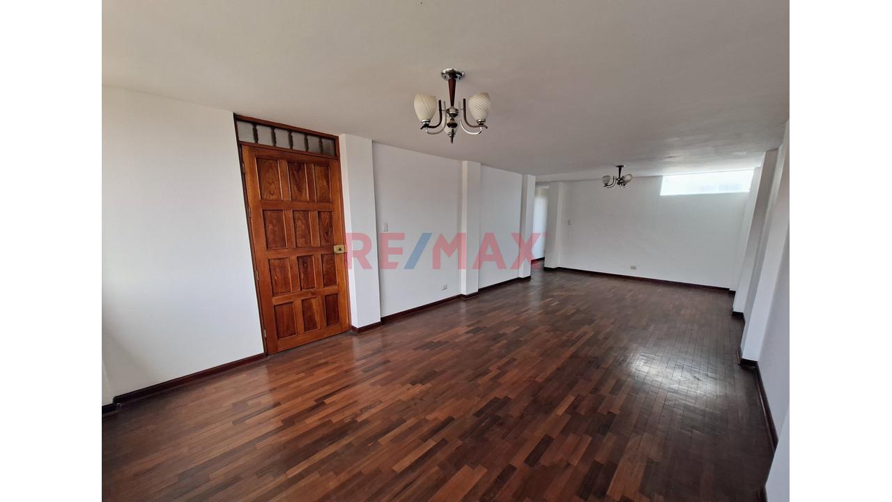Se Vende Amplio Departamento – A Pasos De La Nueva Municipalidad De Surco — foto 2