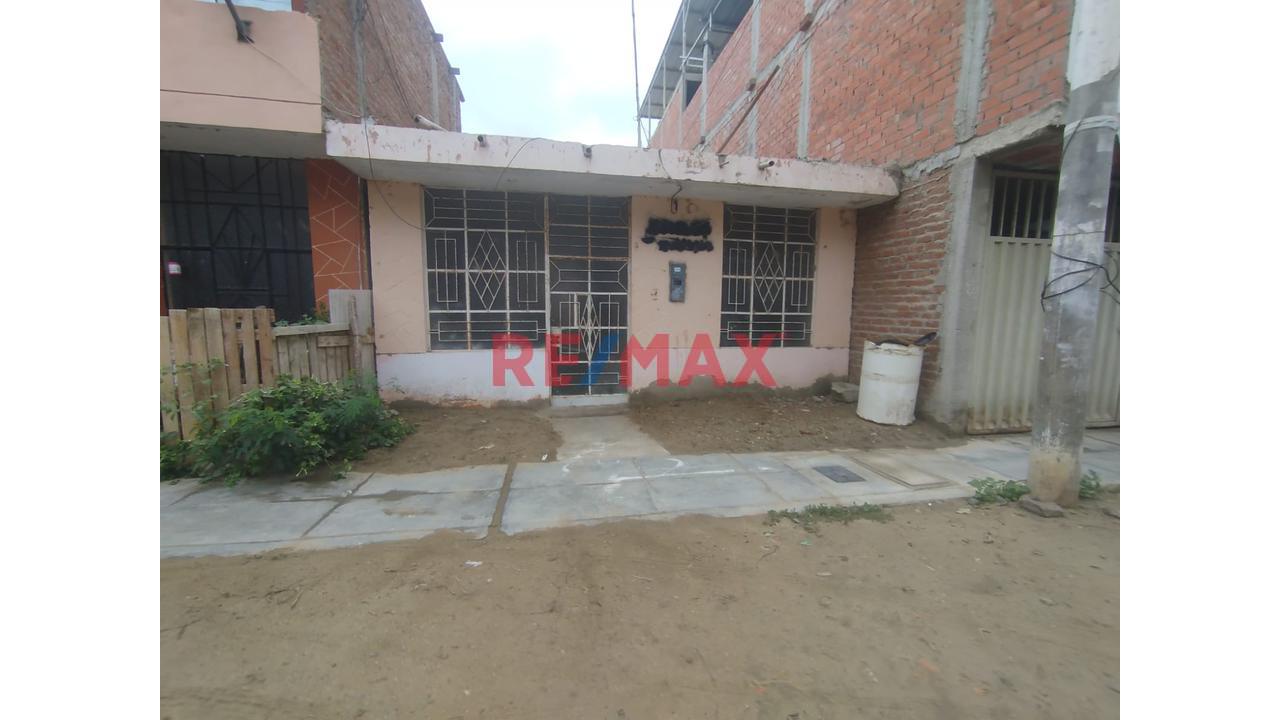 Casa En Venta Como Terreno En Almirante Miguel Grau - Piura - 1