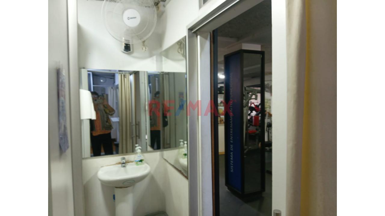 🏢 ¡Amplio Local Comercial En Alquiler En Segundo Piso – Plena Av. Universitaria! 📍 - 8