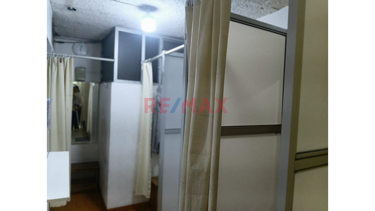 🏢 ¡Amplio Local Comercial En Alquiler En Segundo Piso – Plena Av. Universitaria! 📍 - 2
