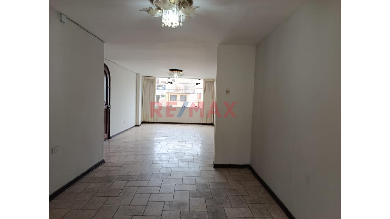 Alquilo Casa Con Buena Distribución De 245 M² | San Miguel - 2