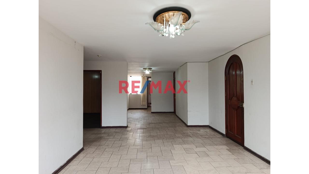 Alquilo Casa Con Buena Distribución De  245 M² | San Miguel - 1