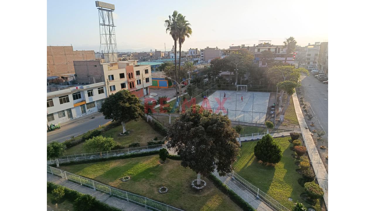 Local comercial de 200 m² en San Martin de Porres — foto 2