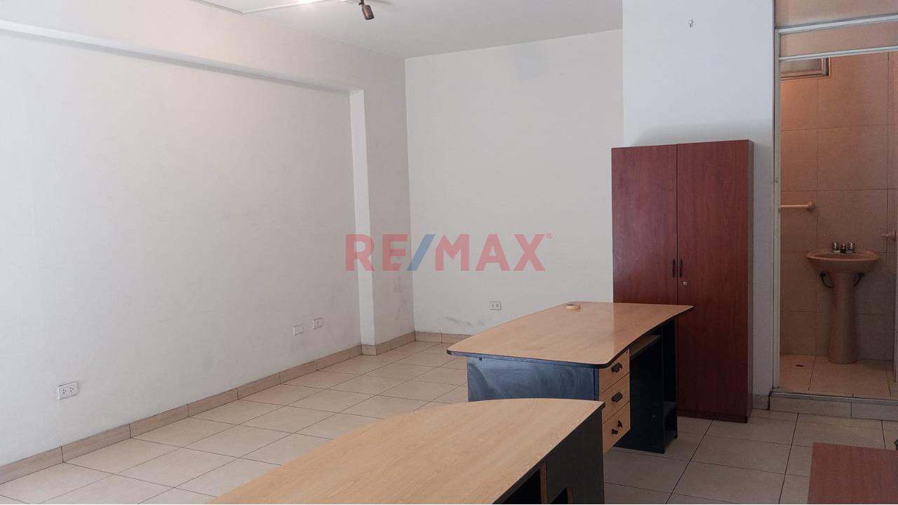 Se Alquila Oficina Y/O Local Comercial Por La Av. Parra — foto 3