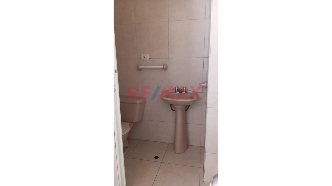 Se Alquila Oficina Y/O Local Comercial Por La Av. Parra — foto 2