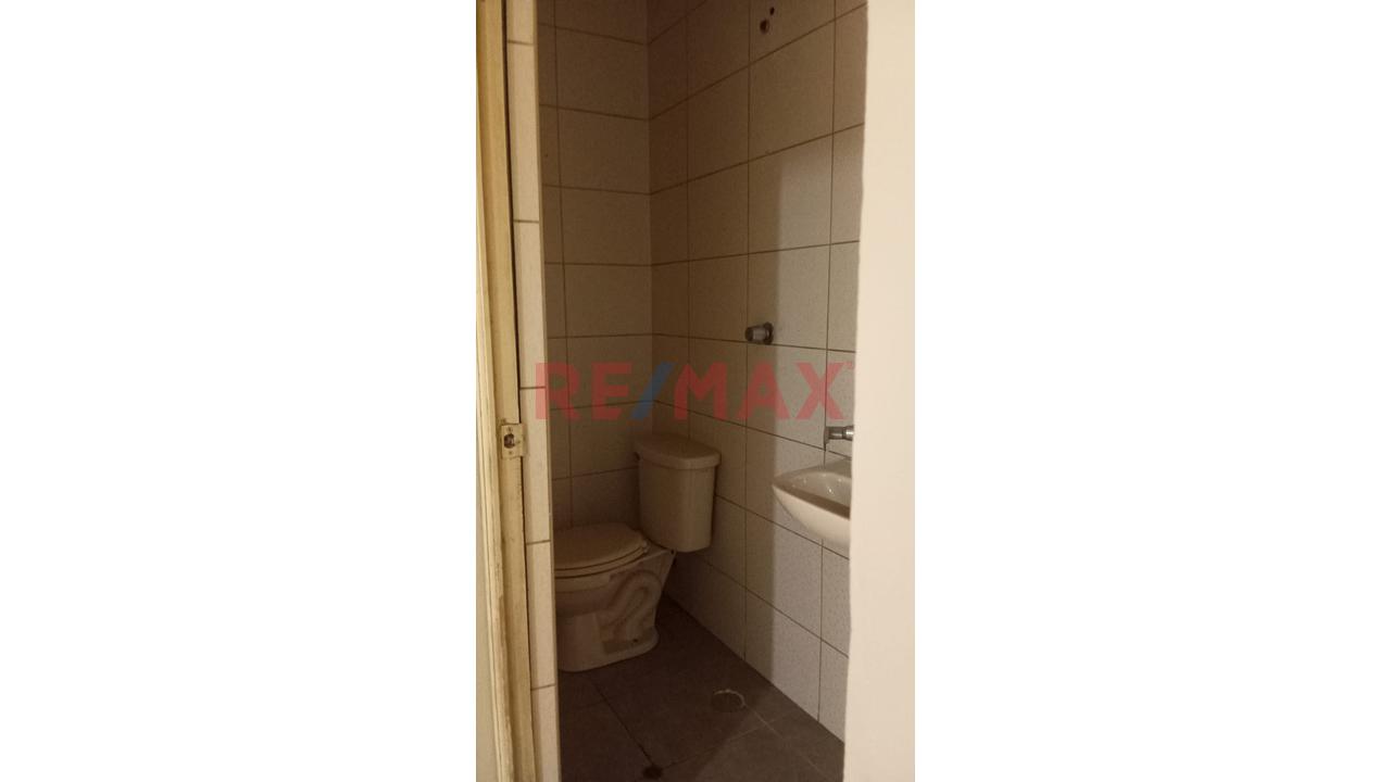 Se Alquila Oficina Y/O Local Comercial  Por La Av. Parra — foto 2