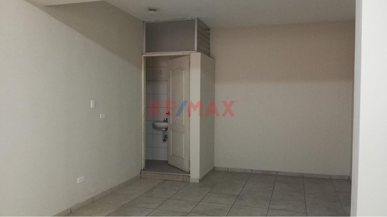 Se Alquila Oficina Y/O Local Comercial  Por La Av. Parra — foto 5