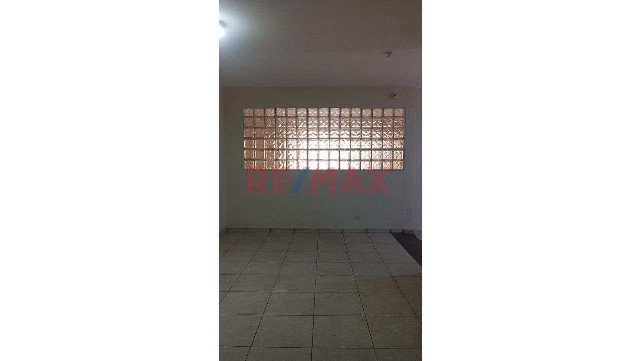 Se Alquila Oficina Y/O Local Comercial  Por La Av. Parra — foto 3