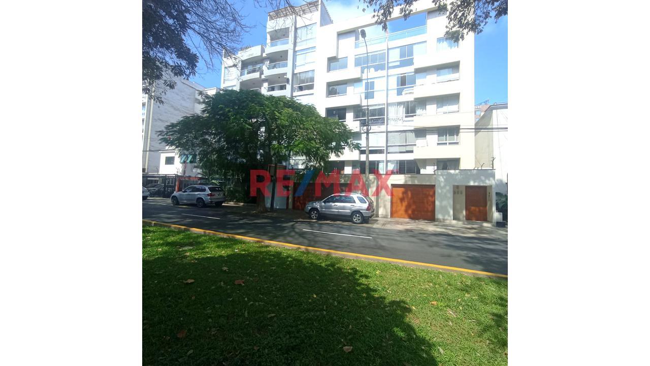 Se Vende Excelente Departamento De 3 Dormitorios En Av. Casimiro Ulloa, Miraflores