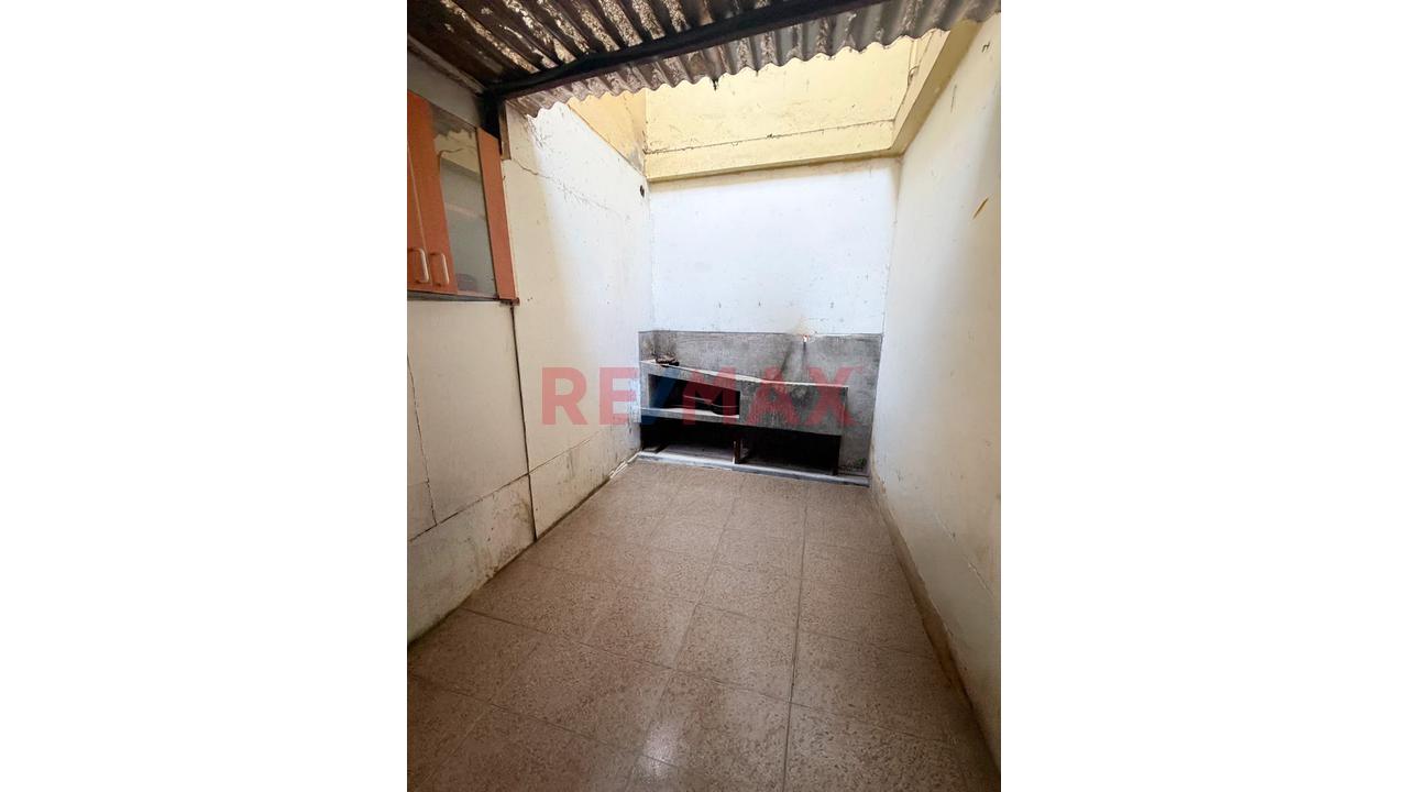 Se Alquila Local Comercial De Tres Pisos En Av. Universitaria A Dos Cuadras De Ovalo Infantas — foto 7