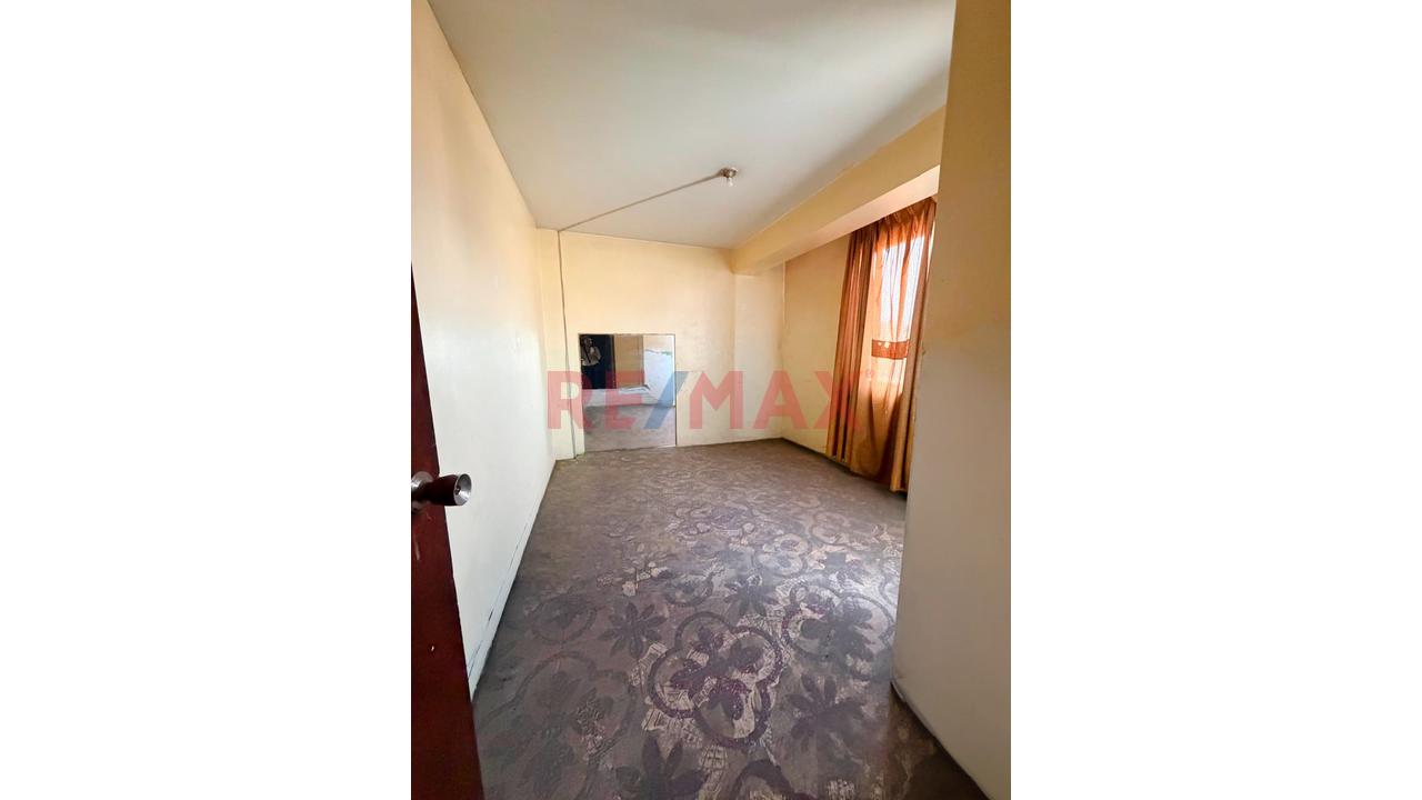 Se Alquila Local Comercial De Tres Pisos En Av. Universitaria A Dos Cuadras De Ovalo Infantas — foto 2