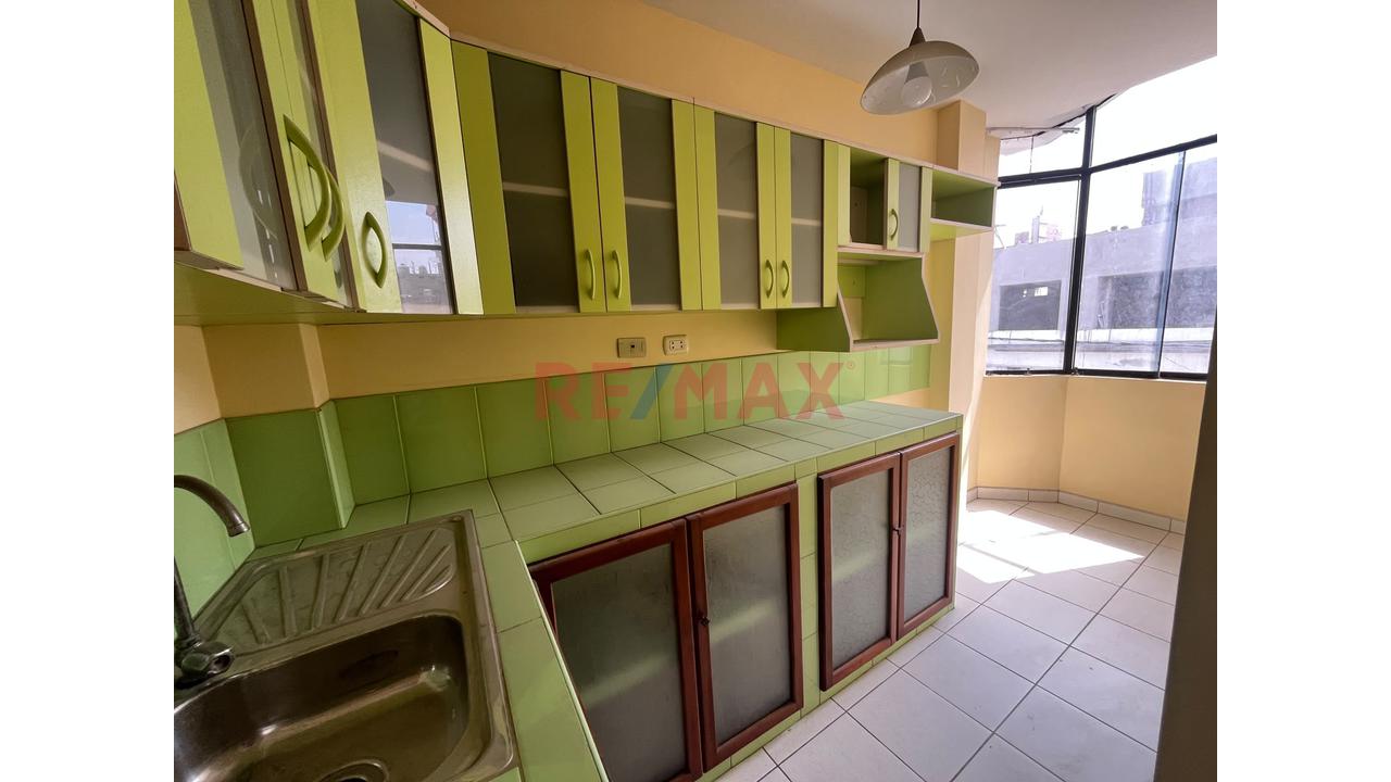 Venta Casa Multifamiliar Con Cochera 4 Pisos Mas Azotea - La Esperanza - 6