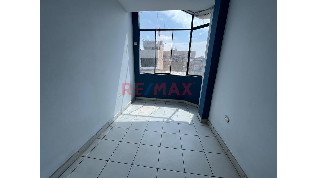 Venta Casa Multifamiliar Con Cochera 4 Pisos Mas Azotea - La Esperanza - 12