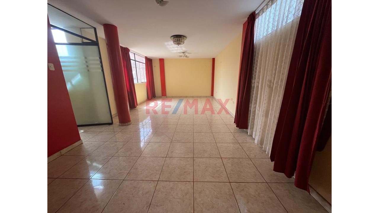 Venta Casa Multifamiliar Con Cochera 4 Pisos Mas Azotea - La Esperanza - 5