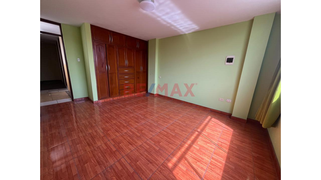 Venta Casa Multifamiliar Con Cochera 4 Pisos Mas Azotea - La Esperanza - 11