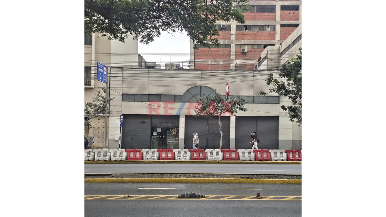 Oportunidad!!! Ten Tu Negocio En El Lugar Mas Concurrido Del Centro De Lima, En Plena Garcilazo De La Vega, Vista A La Calle Y Con Espacio Para Almacen!!! — foto 2