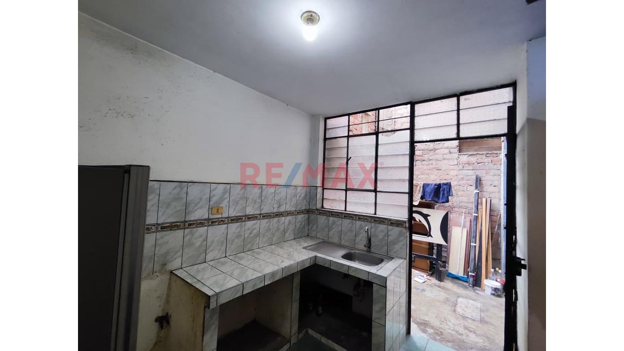 Venta De Casa Como Terreno En Ate - 8