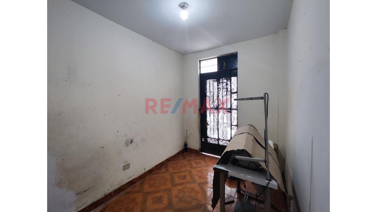 Venta De Casa Como Terreno En Ate - 5