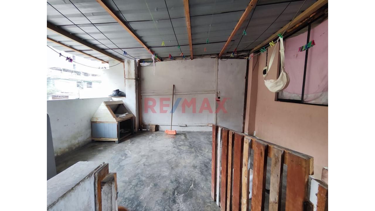 Venta De Casa Como Terreno En Ate - 17