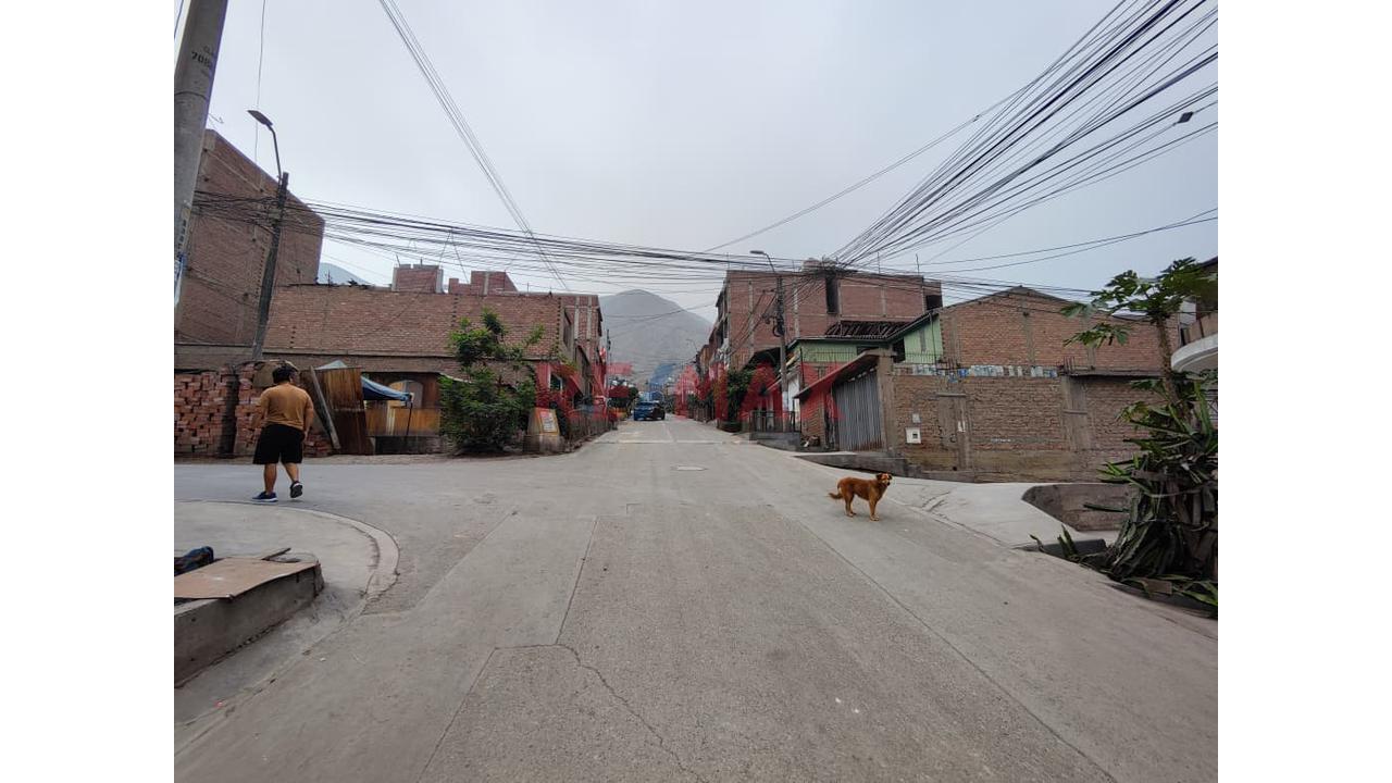 Venta De Casa Como Terreno En Ate - 12