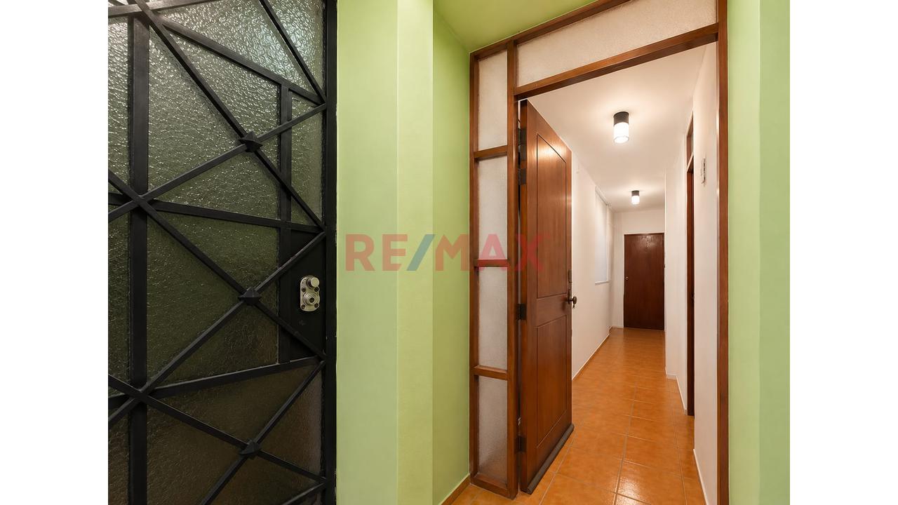 Se Vende Funcional Y Amplio Departamento En La Perla Límite Con San Miguel - 17