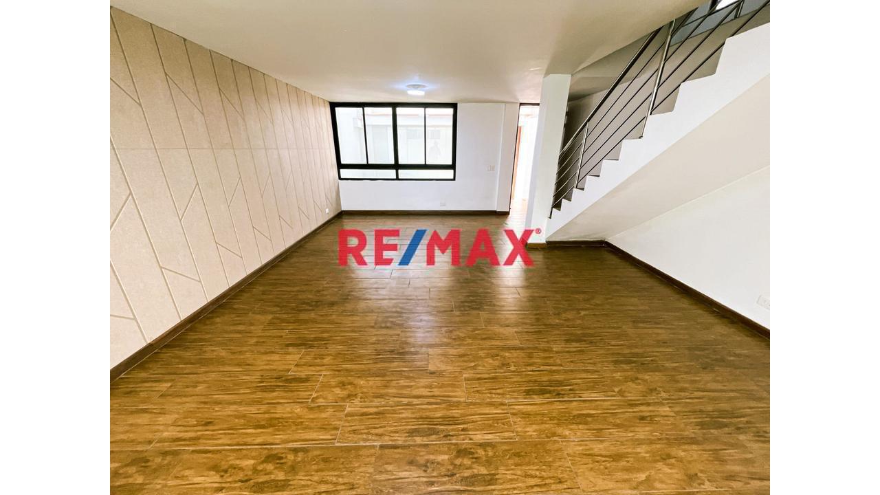 Alquilo Casa De 3 Pisos Recién Remodelada Y De Estreno | 340 M2 En San Isidro - 1