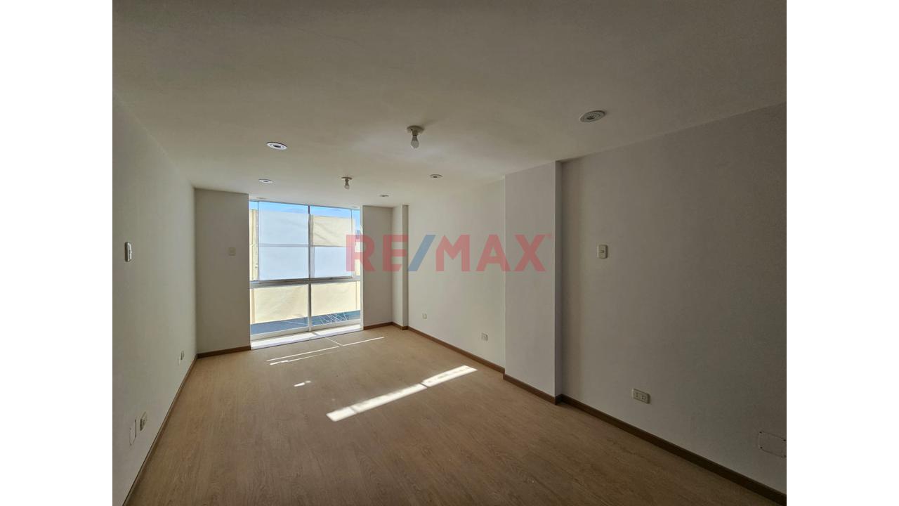 🏡 Amplio Departamento Con Cochera Para Dos Vehículos En Cerro Colorado — foto 3