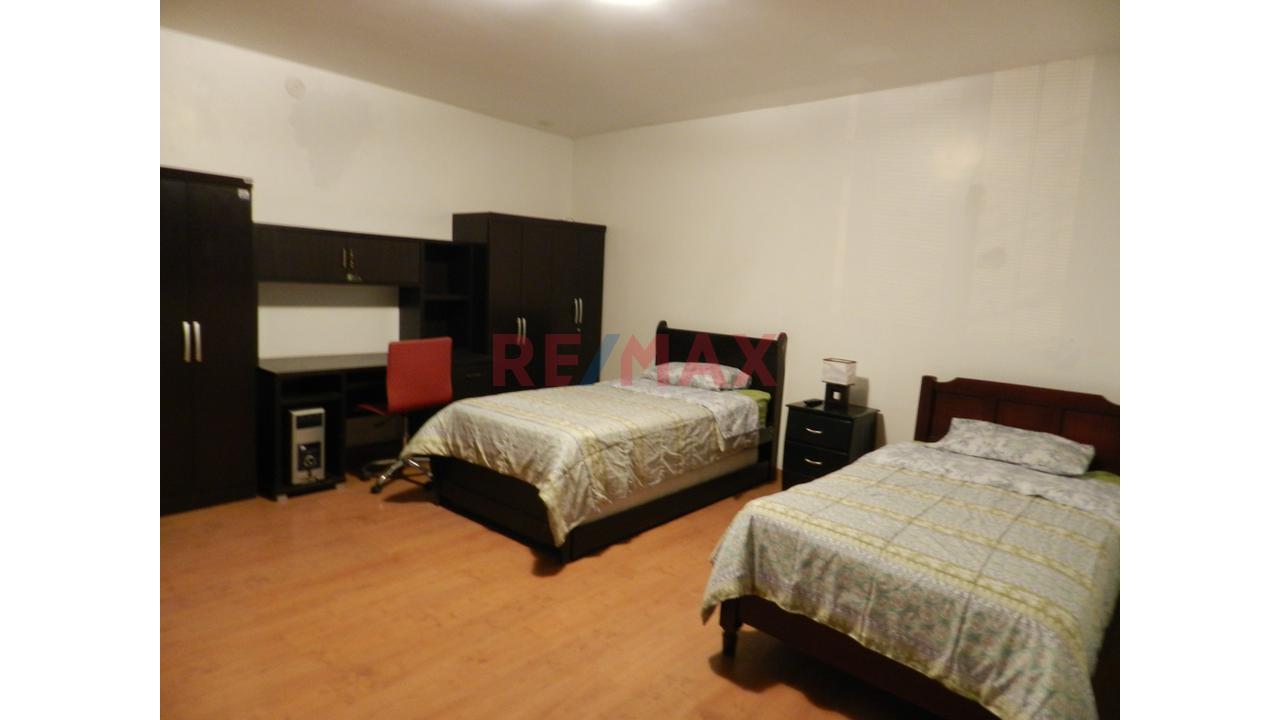 Allquilerl De Casa Con Piscina Y 2 Cocheras - 16