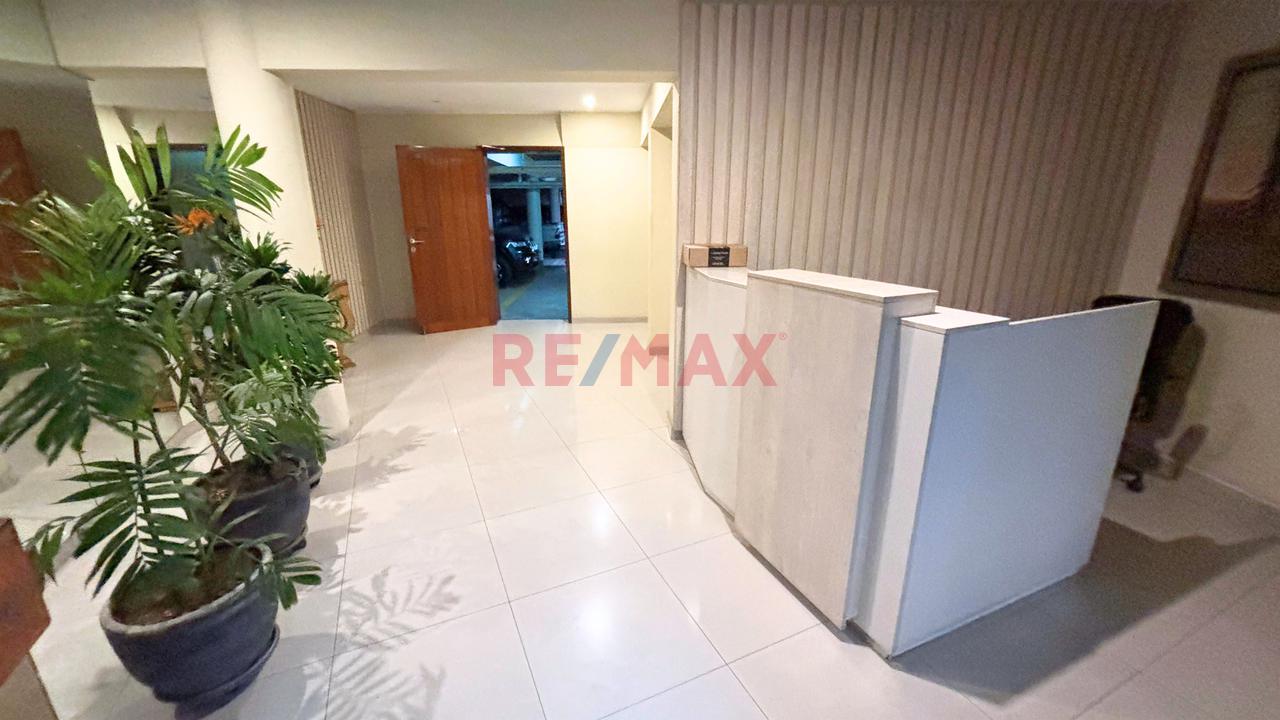 Hermoso Y Amplio Penthouse Duplex Frente A Parque En La Mejor Zona De Chacarilla, 3 Cocheras, Enorme Terraza Con Bbq Y Piscina Privada. — foto 7