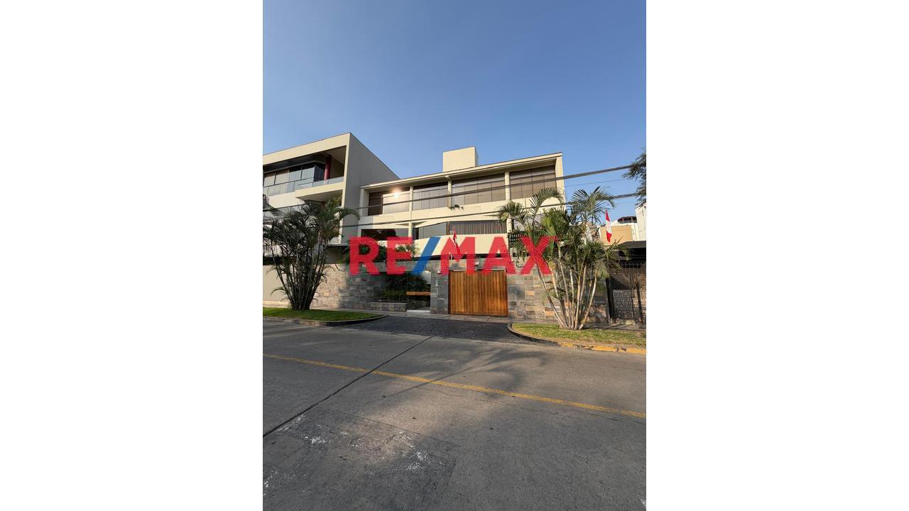 Hermoso Y Amplio Penthouse Duplex Frente A Parque En La Mejor Zona De Chacarilla, 3 Cocheras, Enorme Terraza Con Bbq Y Piscina Privada.