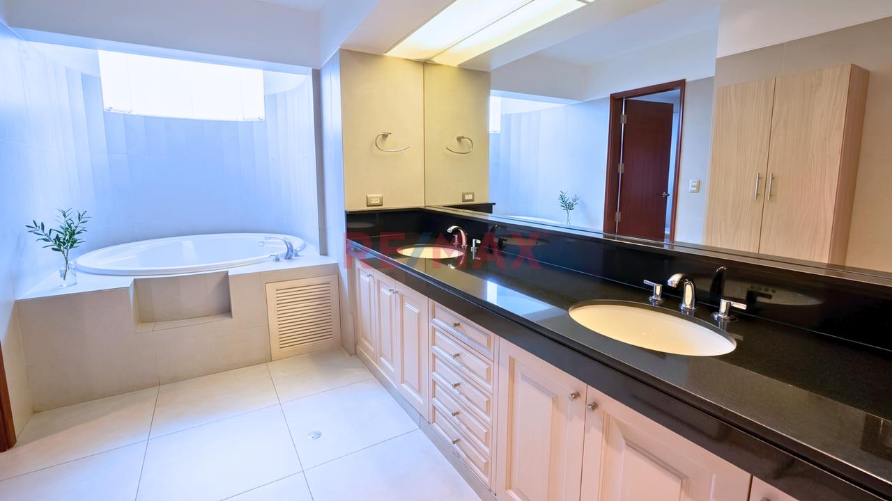 Hermoso Y Amplio Penthouse Duplex Frente A Parque En La Mejor Zona De Chacarilla, 3 Cocheras, Enorme Terraza Con Bbq Y Piscina Privada. — foto 2
