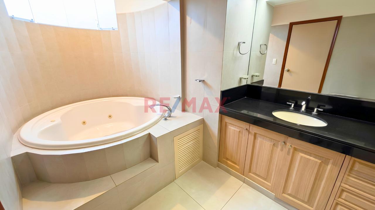 Hermoso Y Amplio Penthouse Duplex Frente A Parque En La Mejor Zona De Chacarilla, 3 Cocheras, Enorme Terraza Con Bbq Y Piscina Privada. — foto 4