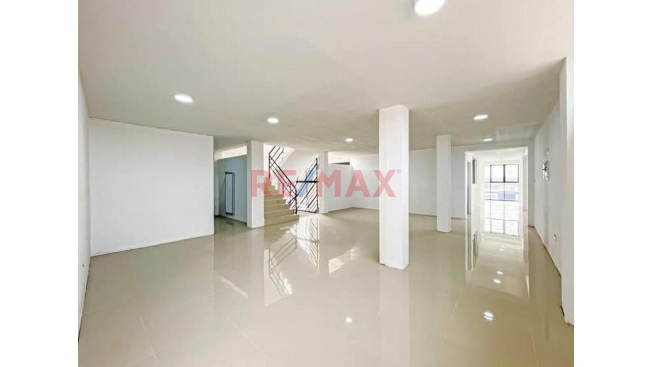 Alquilo Amplio Local Comercial En 4To Piso En Los Olivos!   🏫🏥 - 18